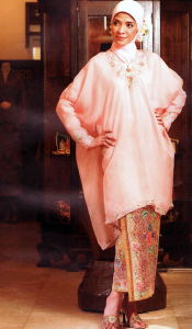 Kebaya Labbu, busana adat Bugis/Makassar dengan tatanan kerudung bersanggul yang serasi. Foto diambil dari buku: 1001 Ide Kreatif Art Kea: Seri Muslimah 'Kerudung Khazanah Nusantara'